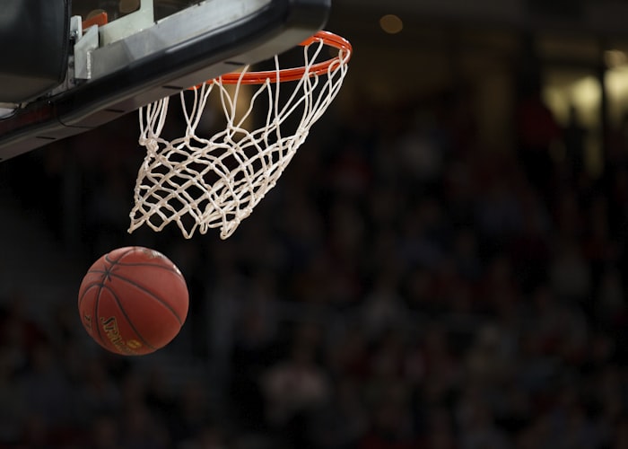 NBA 2026年季后赛西部决赛现场激烈对抗瞬间